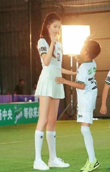 杨幂和关晓彤秀美腿，丝袜终极大比拼，网友：这腿长得太逆天了吧