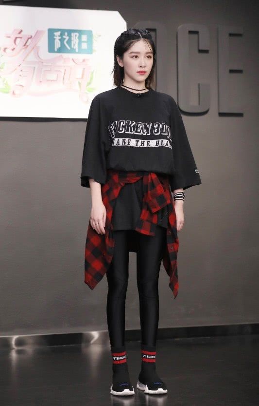 阚清子只是把腰带系到大腿上，腿就长了20厘米，腿真让人自卑