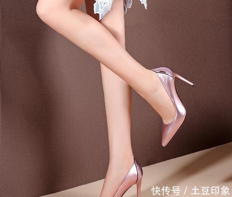  少女：少女心满满的高跟鞋，细细的高跟设计，可以让人看起来更高