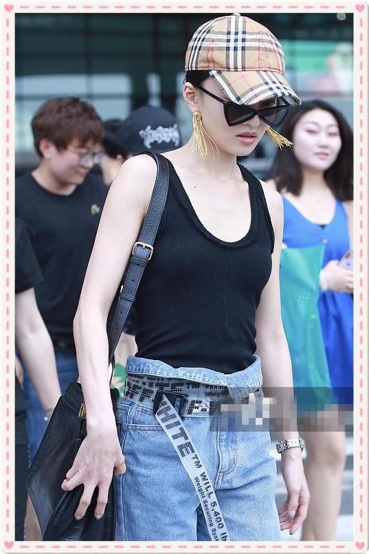 扮嫩只服张韶涵！一件小背心36岁穿成16岁，网友：越瘦越年轻？