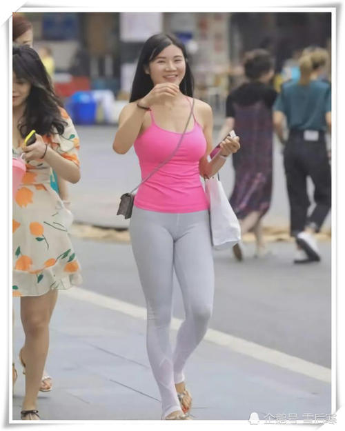 微胖少妇紧身裤包裹丰满臀部，和闺蜜上街笑靥如花美极了