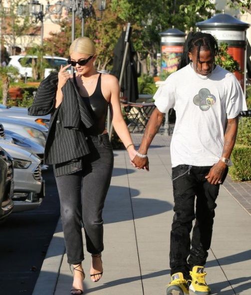 金小妹的紧身上衣很性感，但是同样胖的很明显!