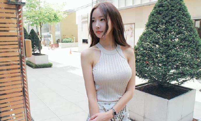 紧身上衣配紧身包臀裙, 好身材完美展现出来了