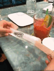  哥们@搞笑gif：哥们玩疯了，你考虑过姑娘的感受吗？