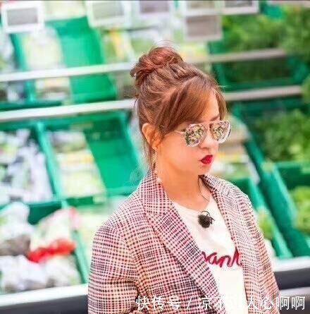 赵薇也老了 出席节目只能用用墨镜掩饰粉底都遮不住的眼袋!