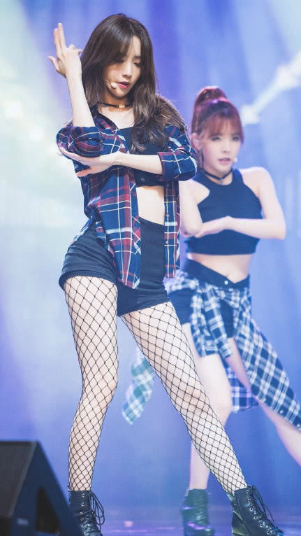 林允儿贴身长裙红毯现身，尽显浑圆美胸!大胯却让人怀疑人生!