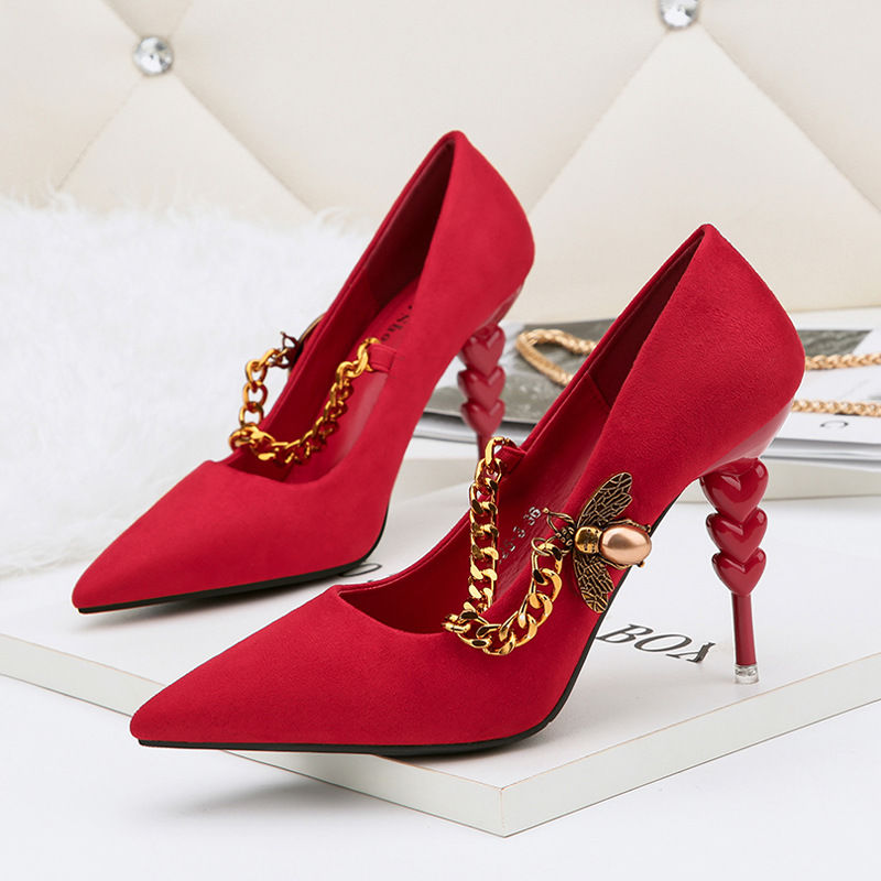 这样的高跟鞋太有特色了，就连男人看了都目不转睛