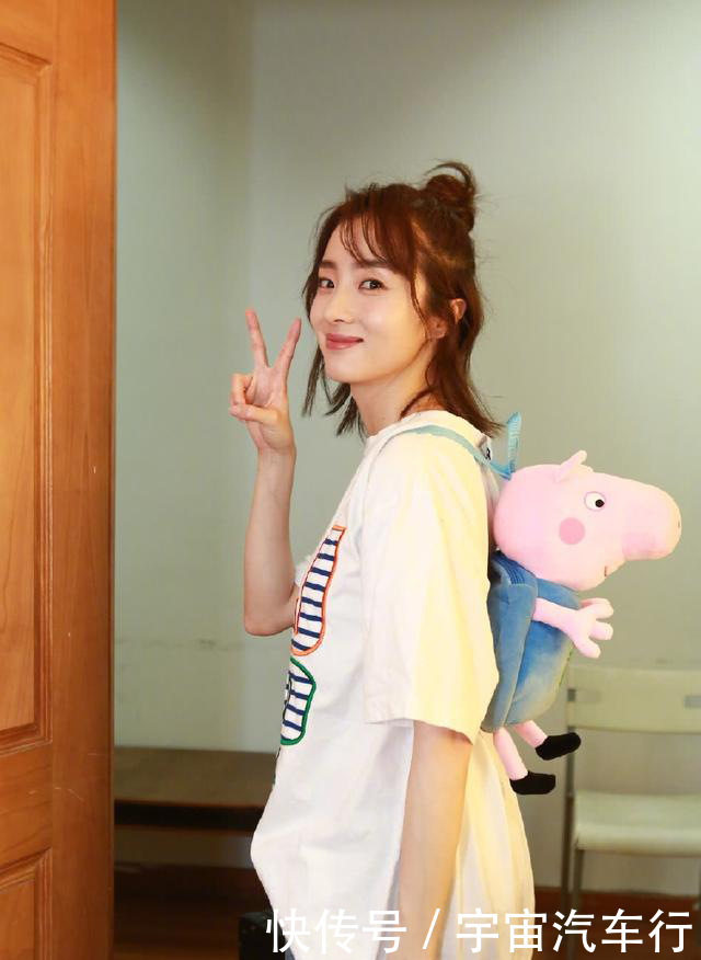 胡冰卿短裤反穿扮另类，内搭红色泳衣让人费解：上厕所要脱光光？