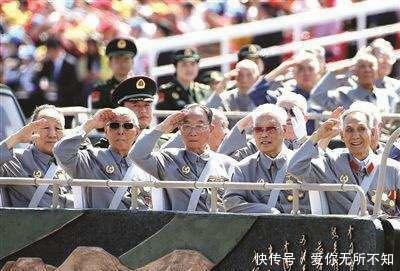 退伍老兵去探望战友, 门卫却不让他进去, 首长： 你怎么现在才来