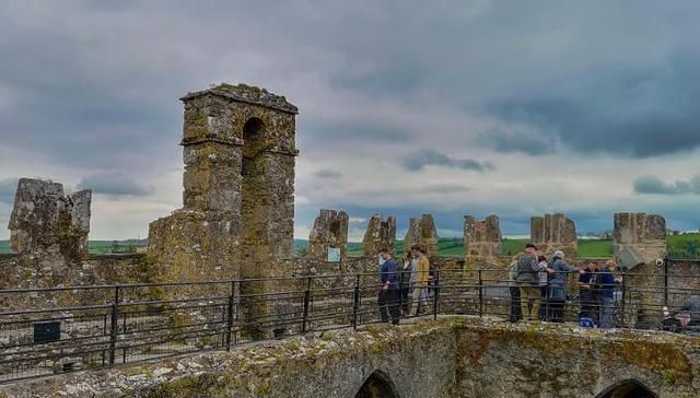 世界上最“危险”的石头,每年都被亲吻40万次,游客还需要躺下