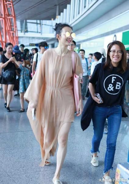 王鸥现身机场：肤色的开衩长裙，仙气十足还不失，却穿着拖鞋