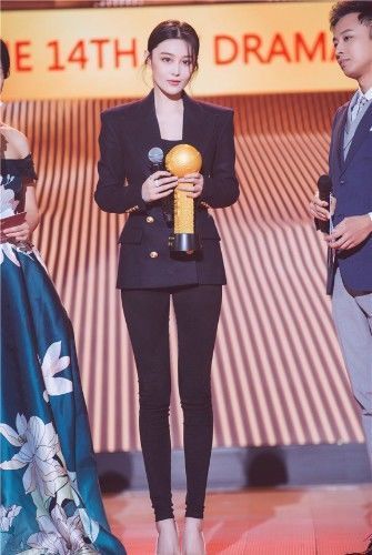 张馨予真厉害，皮裤还能穿的如此高级，网友：“军嫂”范十足