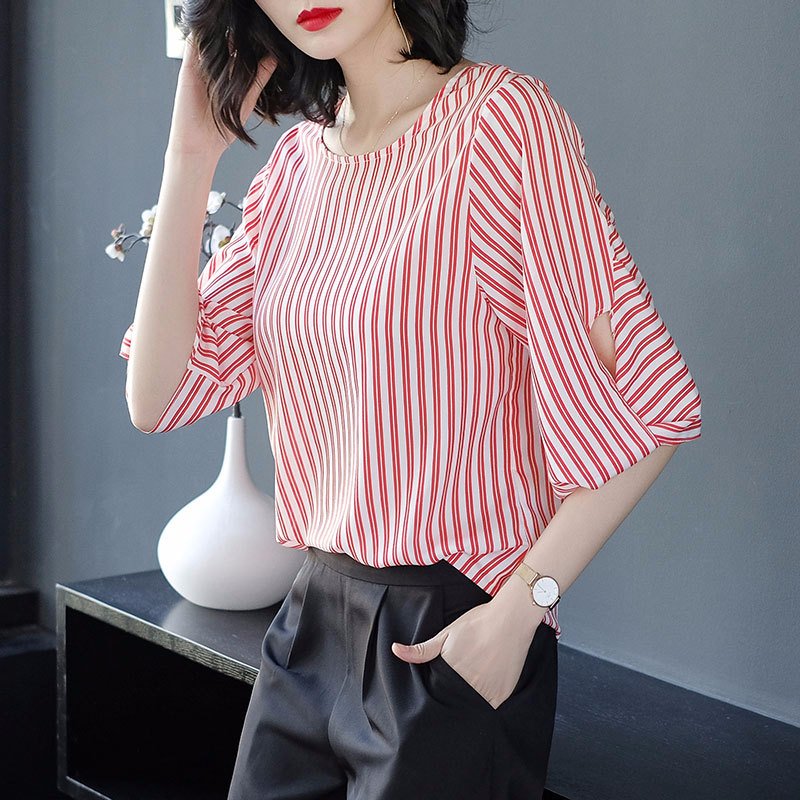 办公室女人穿衣确实很讲究，穿“流氓衫”搭配短裤，让人触目惊心