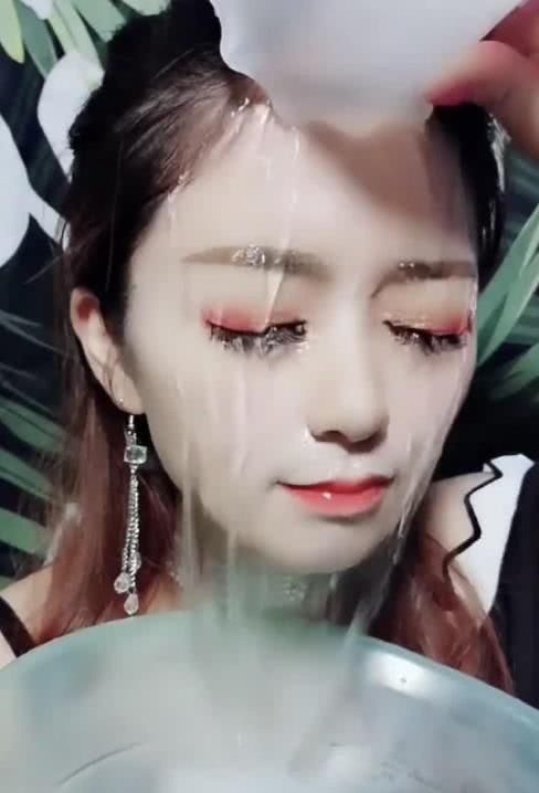 网红化浓妆浇水都没事，但卸妆后却大变样，网友：这是宝强妹妹？