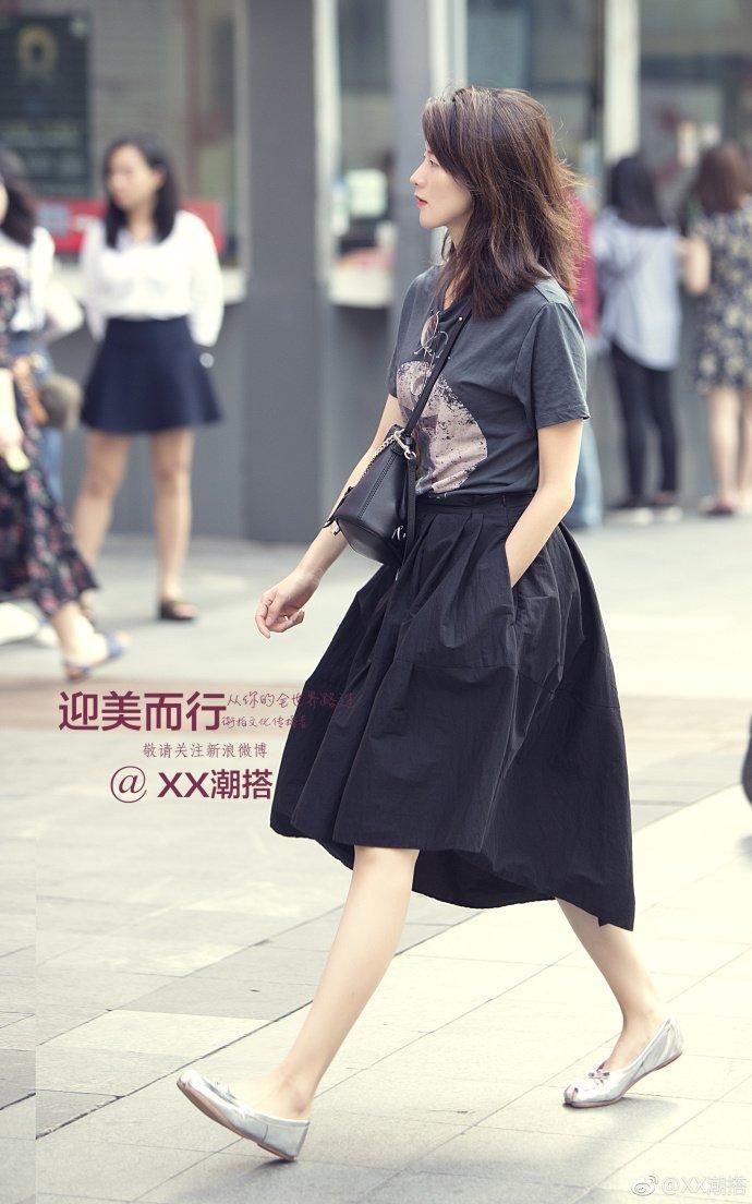 街拍:一字肩吊带莲蓬上衣很俏皮可爱，被甜甜的小姐姐美到了
