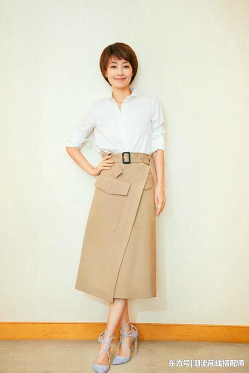 马伊琍难得穿时髦了一回，粉T恤搭破洞裤，网友:只有24岁吧