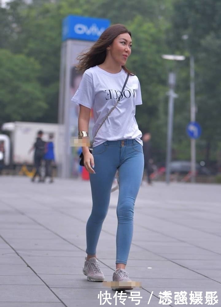 潇洒小姐姐，紧身牛仔腿双腿细的像筷子，骨子里散发的迷人气息挡