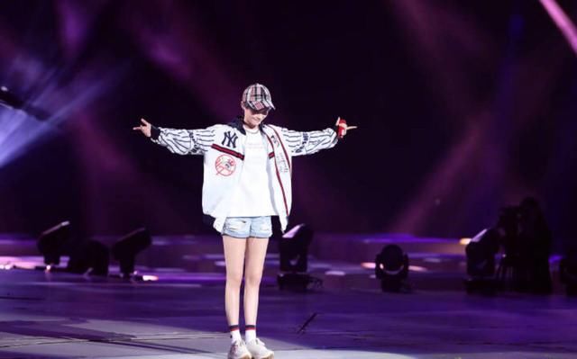 李宇春上个舞台都这么美，这叫我等时尚达人可咋整？