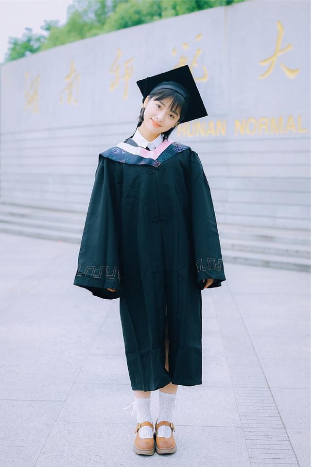 沈月新剧穿假鞋，身材五五分！然而在剧外竟凭借好衣品成功逆袭