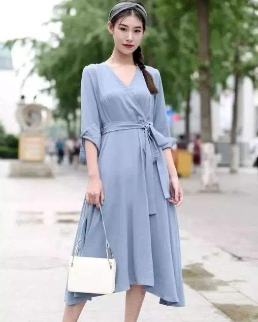  #气质#不想穿得太花哨，又怕黑白灰显老？试试高级的雾霾蓝，特别显气质