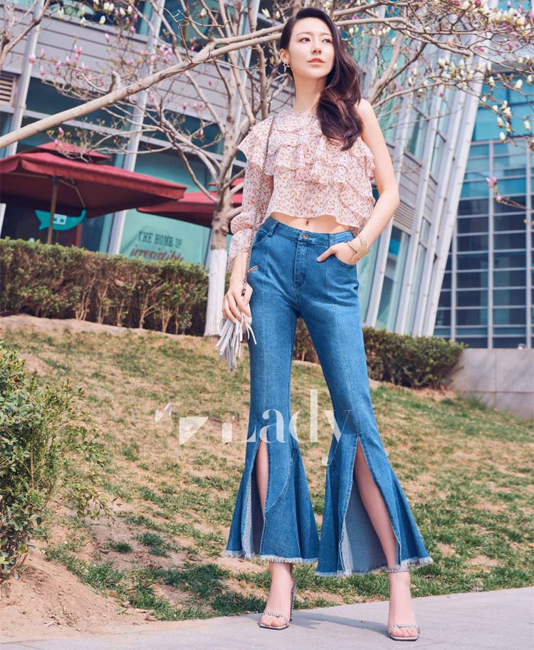 黄梦莹现身机场，白T配牛仔裤似少女，网友：看起来像18岁！