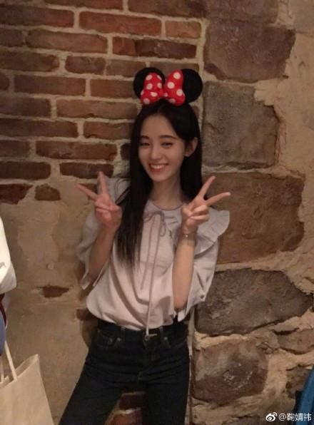 鞠婧祎发的自拍照，再看路人的无修图，我笑了，确定不是换了个人