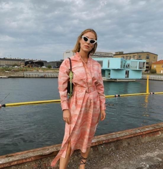  「风衣」春季风衣新穿法，变成裙装款式简约更百搭，穿上遮肉显瘦又时髦