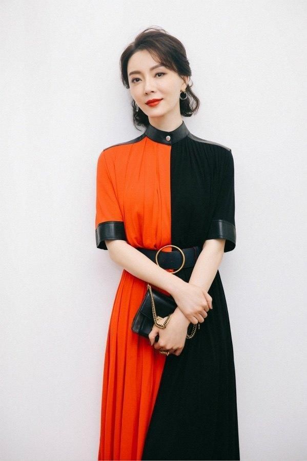 陈数和郑秀文两人仅相差4岁，同穿撞色长裙，网友:差别真大!