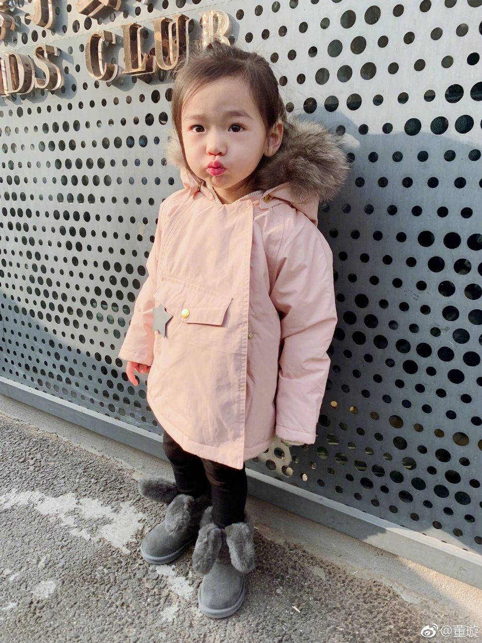 董璇资产被冻结心情未受影响 晒女儿萌照小酒窝嘟嘴超乖