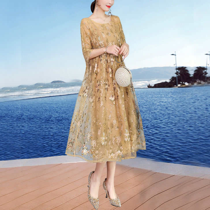 46岁表姐穿这大牌“欧货裙”，洋气又减龄，美到路人都怦然心动