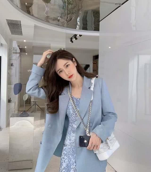  『清爽』春夏季如何穿才雅致显贵，雾霾蓝同类色穿衣搭配清爽舒服，还给你高档次