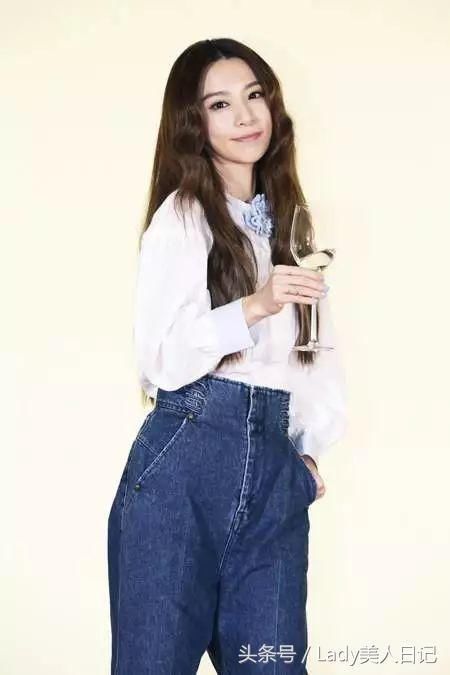 田馥甄年纪越大越会穿，一身长裙最显气质，那收腰带是重点