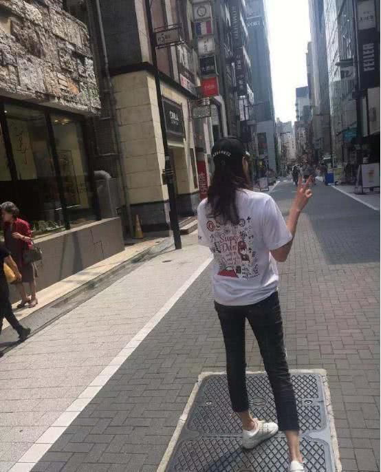 T恤衫■谢杏芳真不愧是运动员出身,身材好穿T恤配牛仔也有型,挺羡慕
