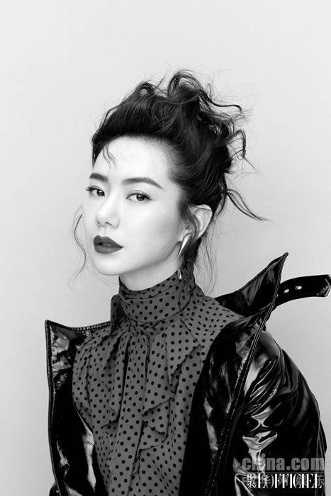 戚薇登时装杂志封面 帅气演绎＂冷都女＂