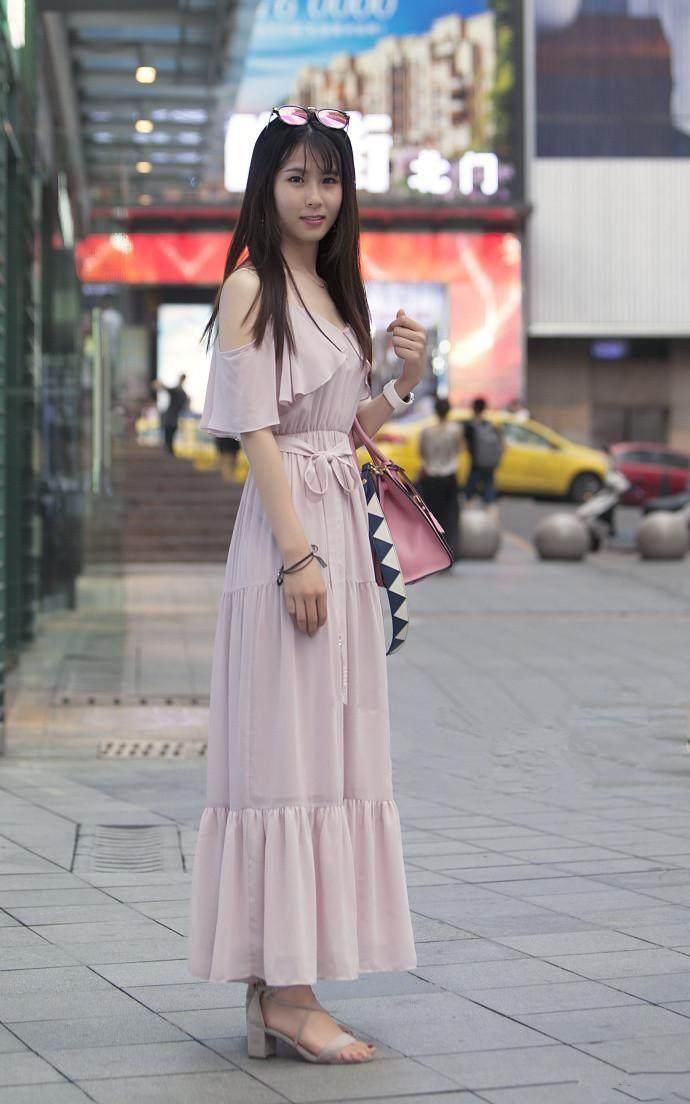 红色连衣裙的小姐姐，微胖中带着丰满和性感，路人都爱看!