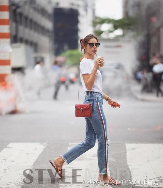 “一字带”凉鞋修身又凉快，赶快穿起来！