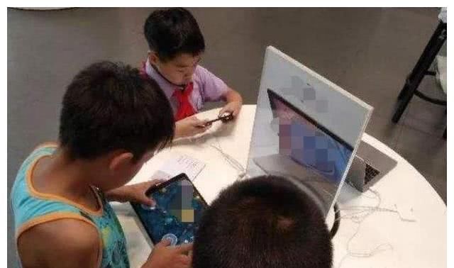  『沉迷』孩子沉迷游戏危害如此大？教你三招，让孩子摆脱游戏的“奴役”！