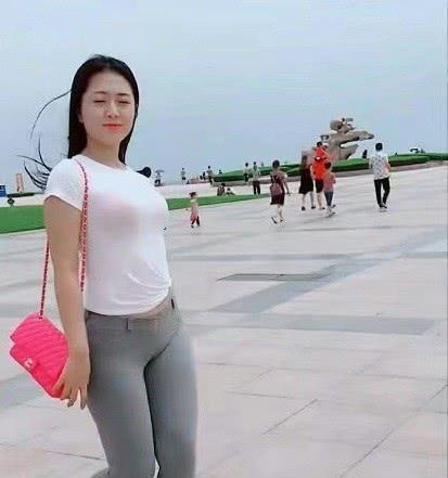 优雅和自信的打底裤简约的设计，让妹子看起来更美丽