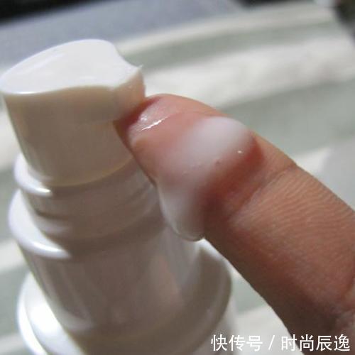 一种白色的液体,睡前混牙膏洗脸,一月淡化脸上斑点,皮肤水嫩嫩
