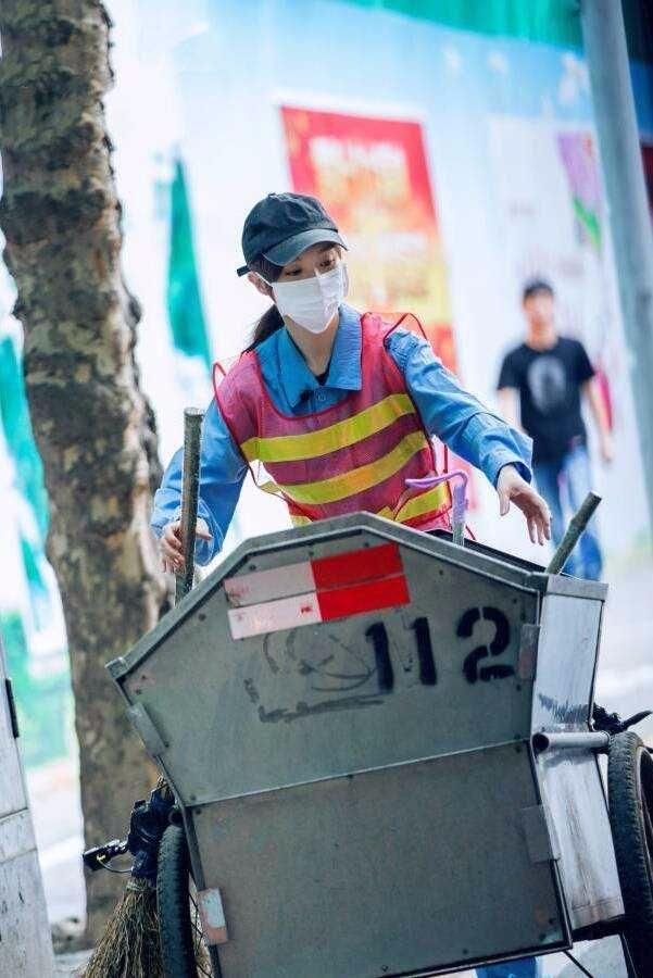 唐嫣化身“环卫工”路边打扫，网友：这应该是最漂亮的环卫工了