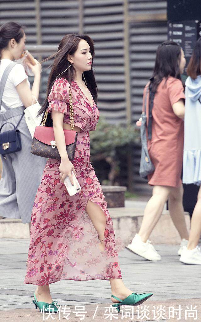 路人街拍,白的色与黄色搭配,看起来非常养眼!