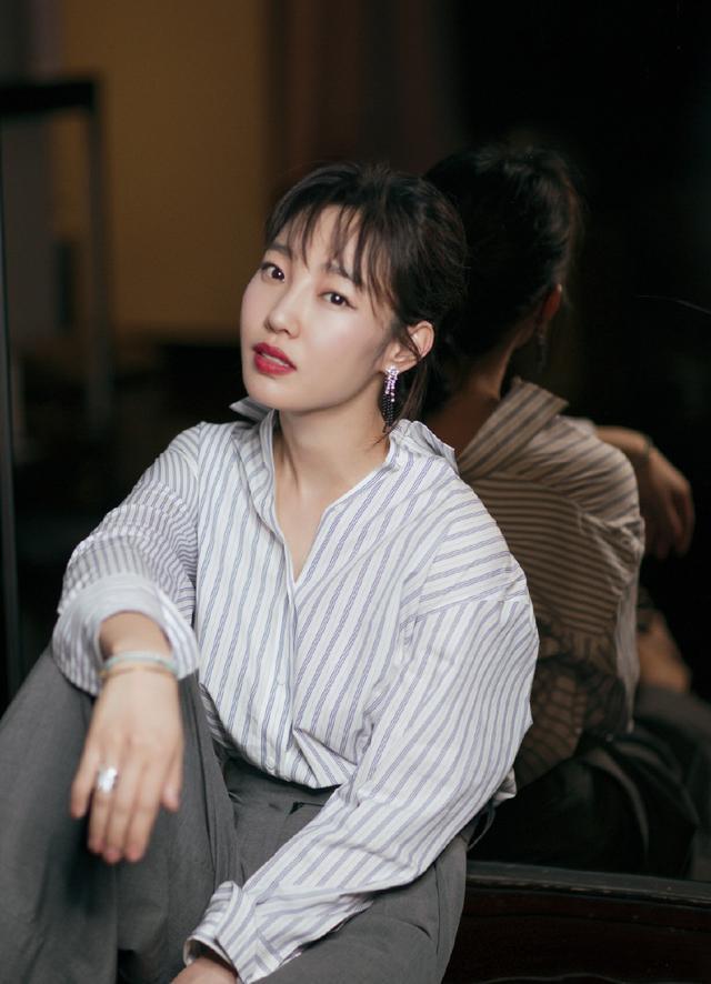 34岁白百何再次现身，白衬衫搭配牛仔裤亮相活动，大妈秒变少女