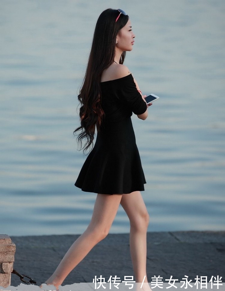 街拍:黑色连衣裙小姐姐,一个人在海边散步,气质优雅迷人
