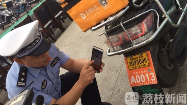 黄色代表美团,橙色代表点我达.外卖配送电动