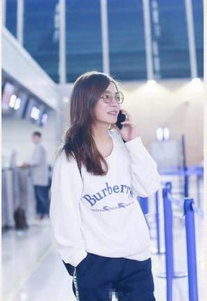 赵薇绝对不止瘦了10斤，大长腿都出来了，网友：不像42岁像22岁！