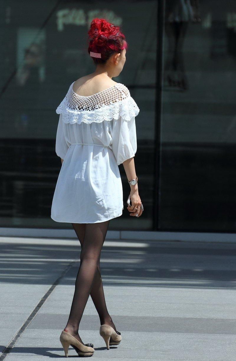 百货广场街拍美腿少妇,双腿纤细如竹竿!