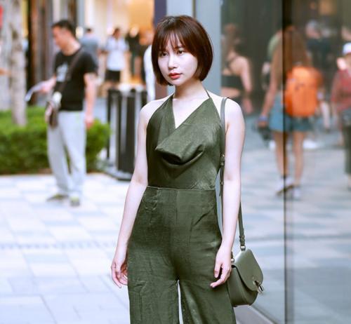 街拍：一条黑色的紧身裙完美的将小姐姐的身材线条勾勒了出来！