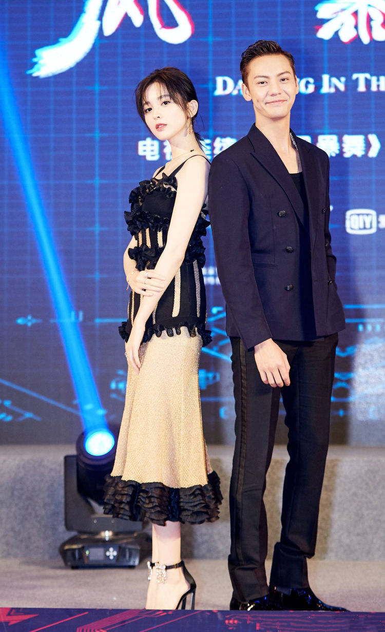 古力娜扎颜值高就是任性，吊带裙惊艳全场，网友：原来身材这么好