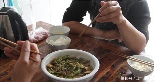 「饭后马上就」饭后有几事不宜急着做,容易“偷走”你的健康,别总不以为然