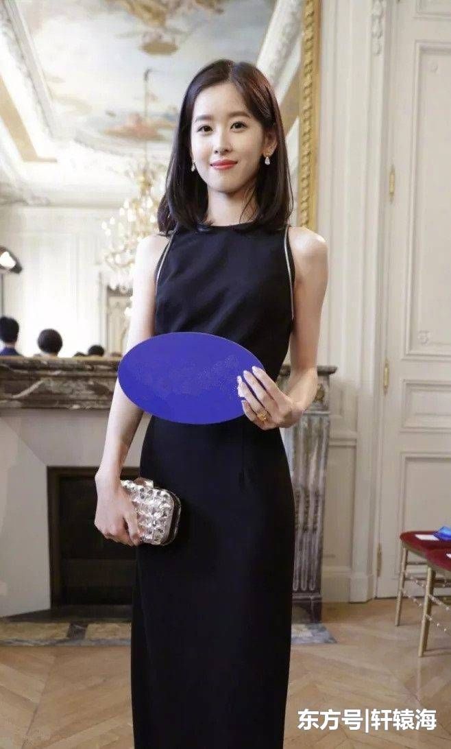 看了杨颖穿连衣裙，再看看章泽天，网友:一个端庄，一个仙气十足